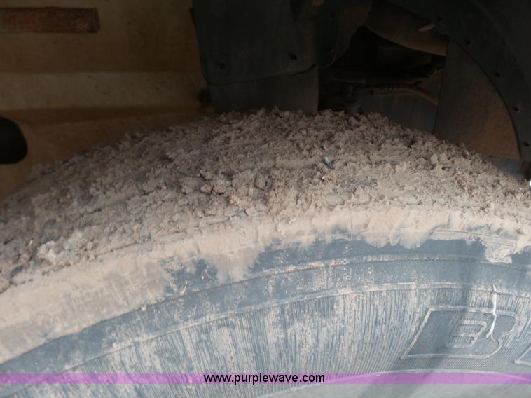 image for item L7265 2002 International 9400i semi truck