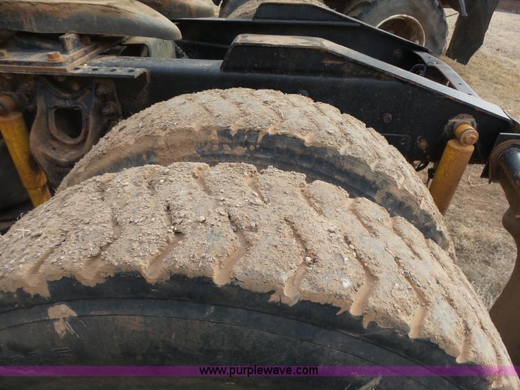 image for item L7265 2002 International 9400i semi truck