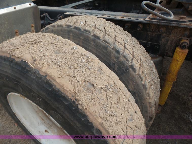 image for item L7265 2002 International 9400i semi truck