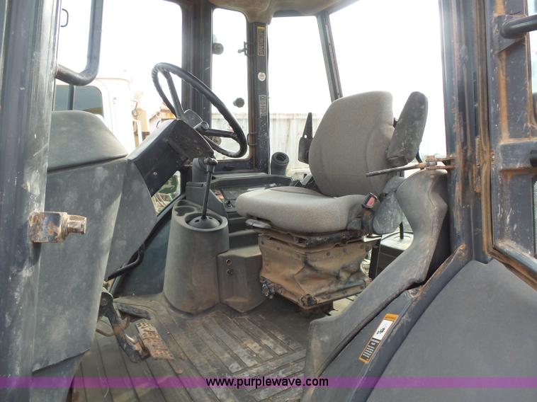 image for item L7266 2006 John Deere 644 backhoe