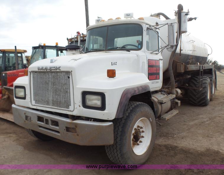 image for item L7269 2001 Mack RD690S tank truck