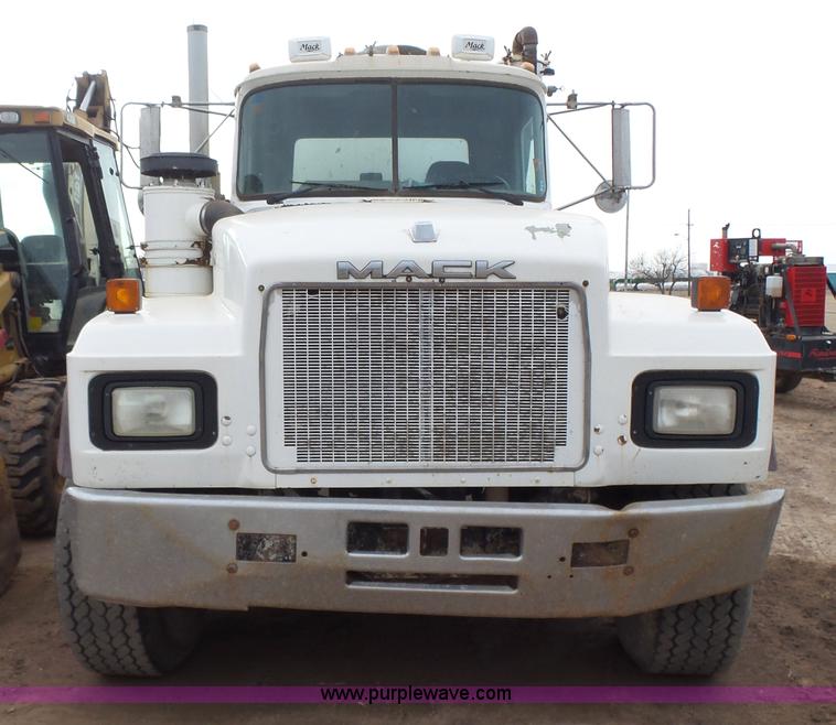 image for item L7269 2001 Mack RD690S tank truck