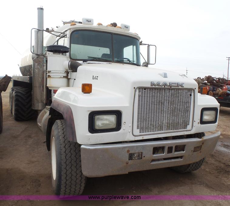 image for item L7269 2001 Mack RD690S tank truck