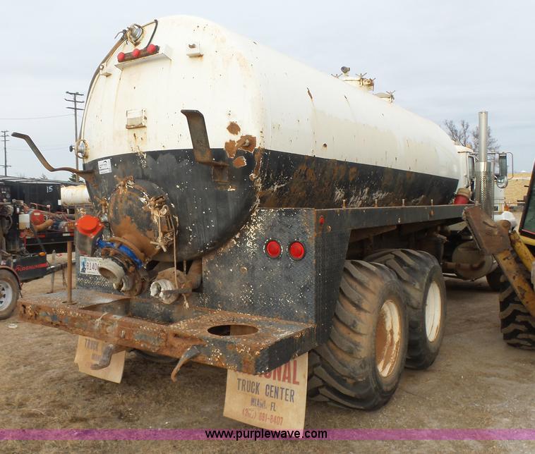 image for item L7269 2001 Mack RD690S tank truck