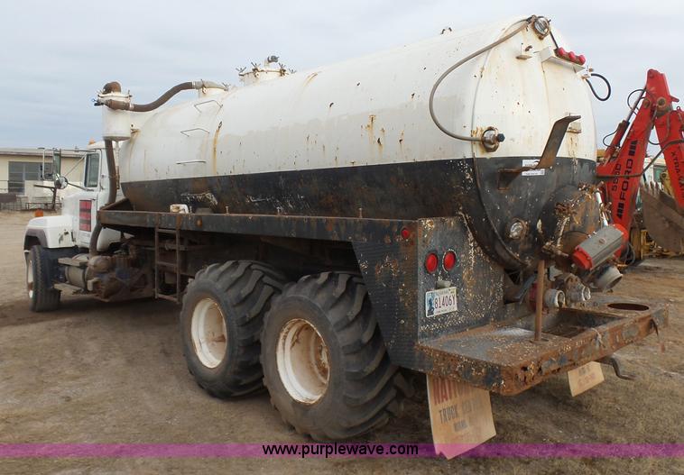 image for item L7269 2001 Mack RD690S tank truck