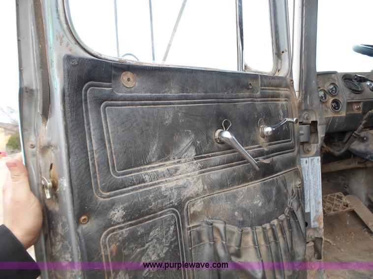 image for item L7269 2001 Mack RD690S tank truck