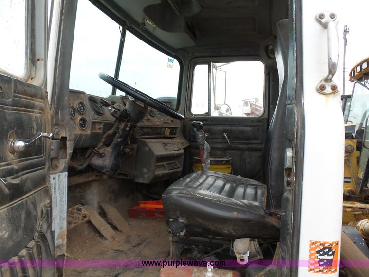 image for item L7269 2001 Mack RD690S tank truck