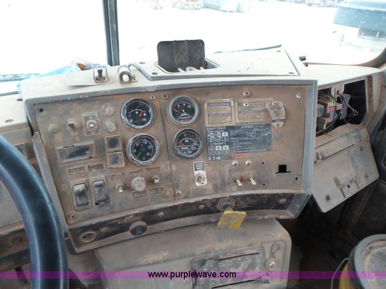 image for item L7269 2001 Mack RD690S tank truck