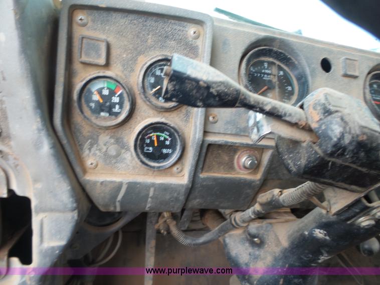 image for item L7269 2001 Mack RD690S tank truck