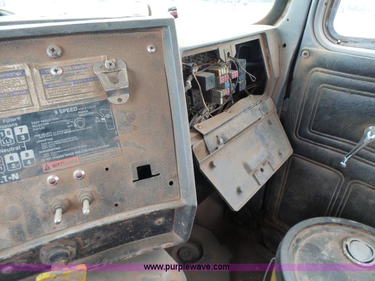 image for item L7269 2001 Mack RD690S tank truck