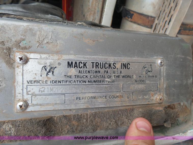 image for item L7269 2001 Mack RD690S tank truck