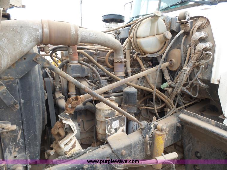 image for item L7269 2001 Mack RD690S tank truck