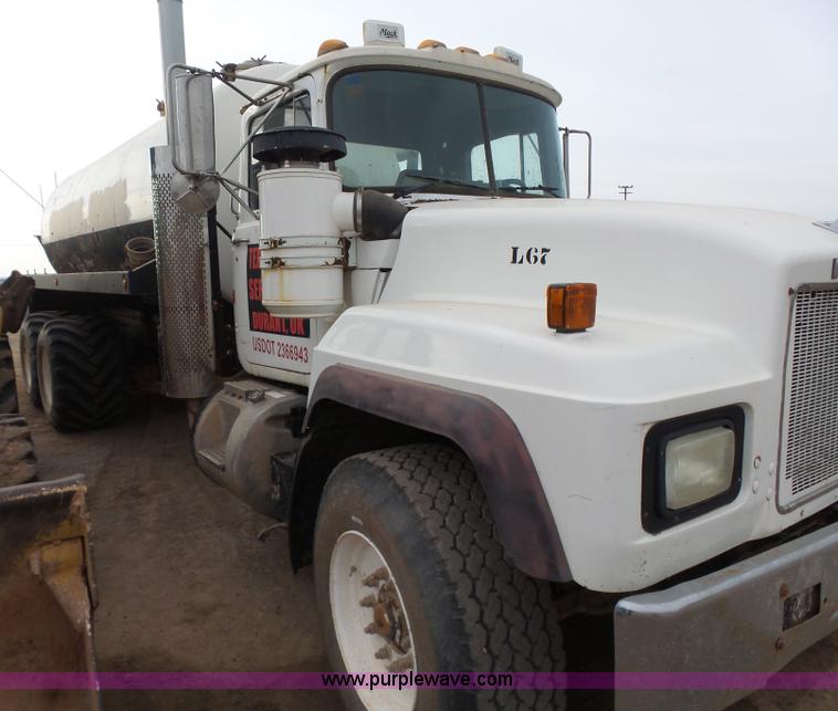 image for item L7269 2001 Mack RD690S tank truck