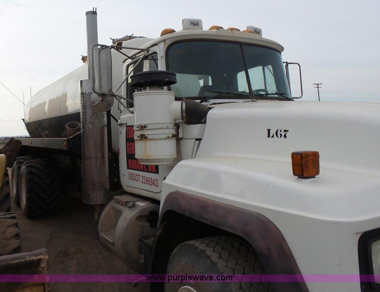 image for item L7269 2001 Mack RD690S tank truck