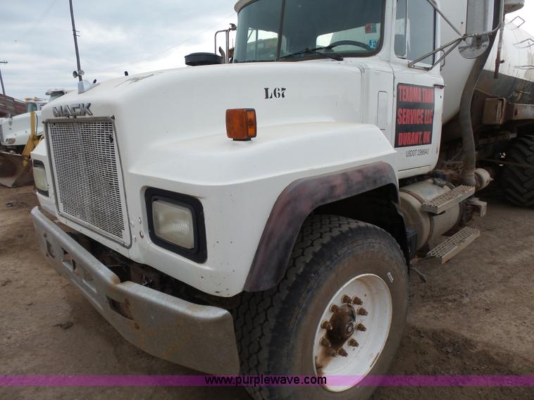 image for item L7269 2001 Mack RD690S tank truck