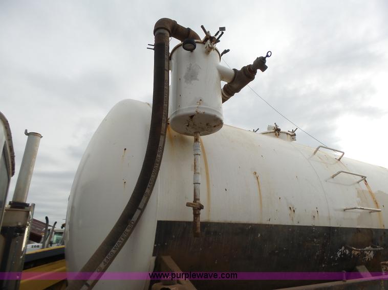 image for item L7269 2001 Mack RD690S tank truck