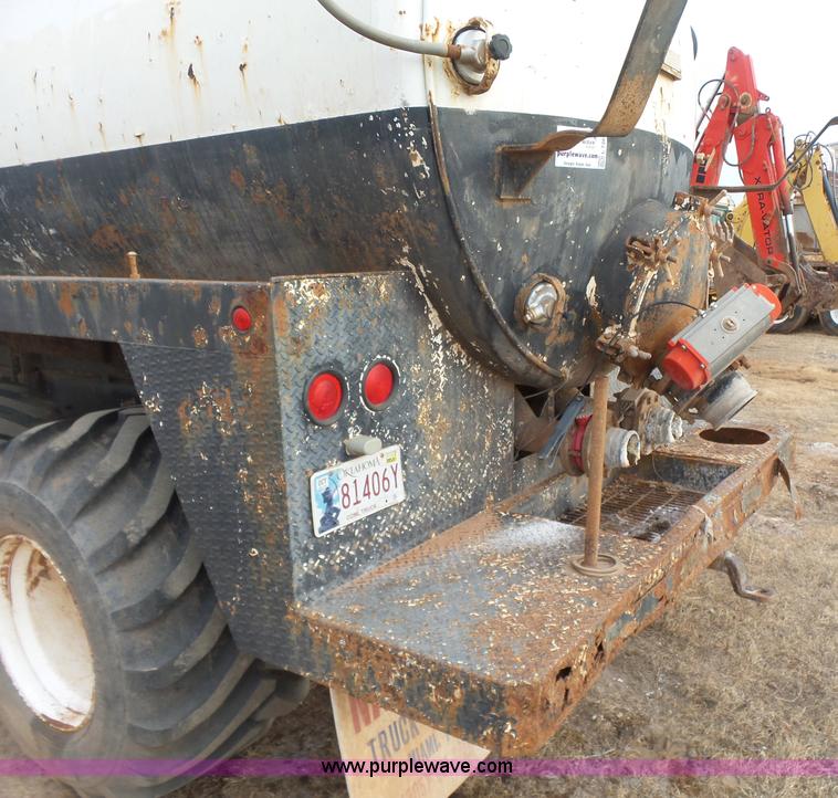 image for item L7269 2001 Mack RD690S tank truck