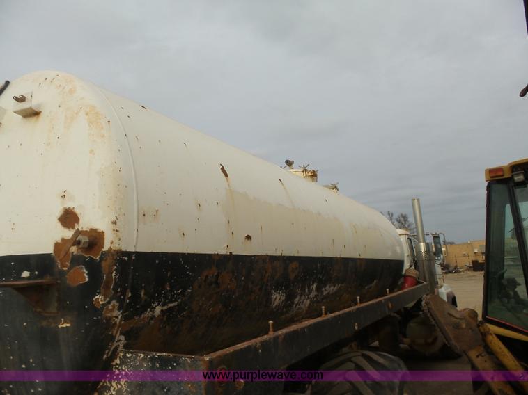 image for item L7269 2001 Mack RD690S tank truck