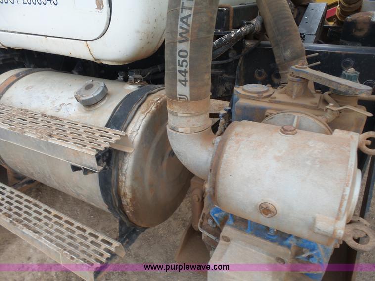 image for item L7269 2001 Mack RD690S tank truck