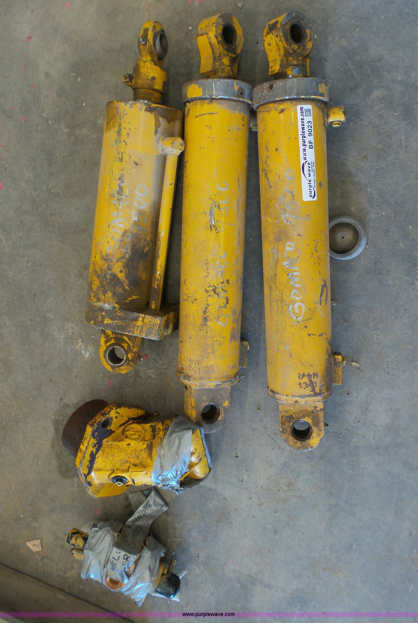 (3) Gomaco 9500 hydraulic cylinders in Topeka, KS Item BF9023 sold