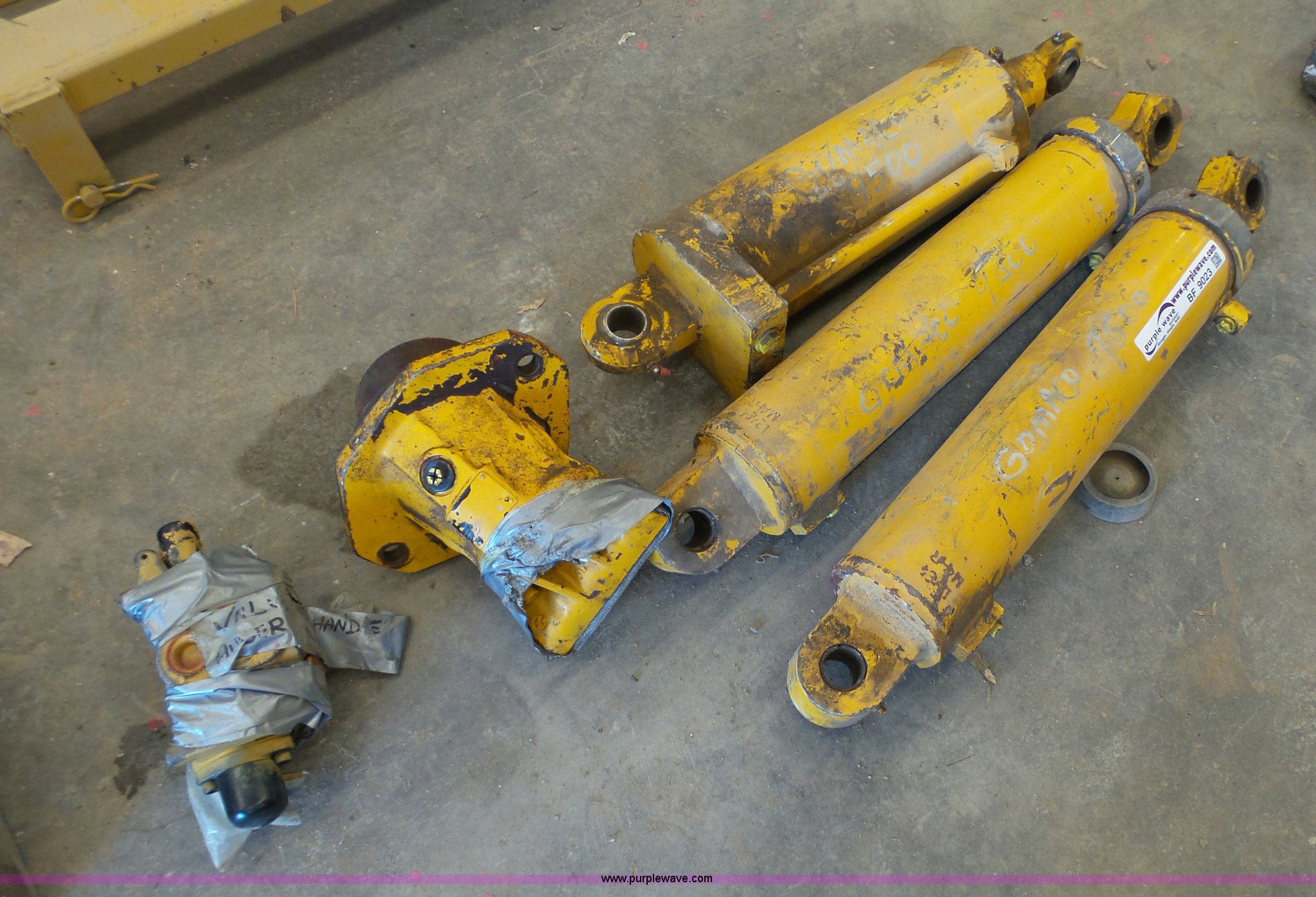 (3) Gomaco 9500 hydraulic cylinders in Topeka, KS Item BF9023 sold