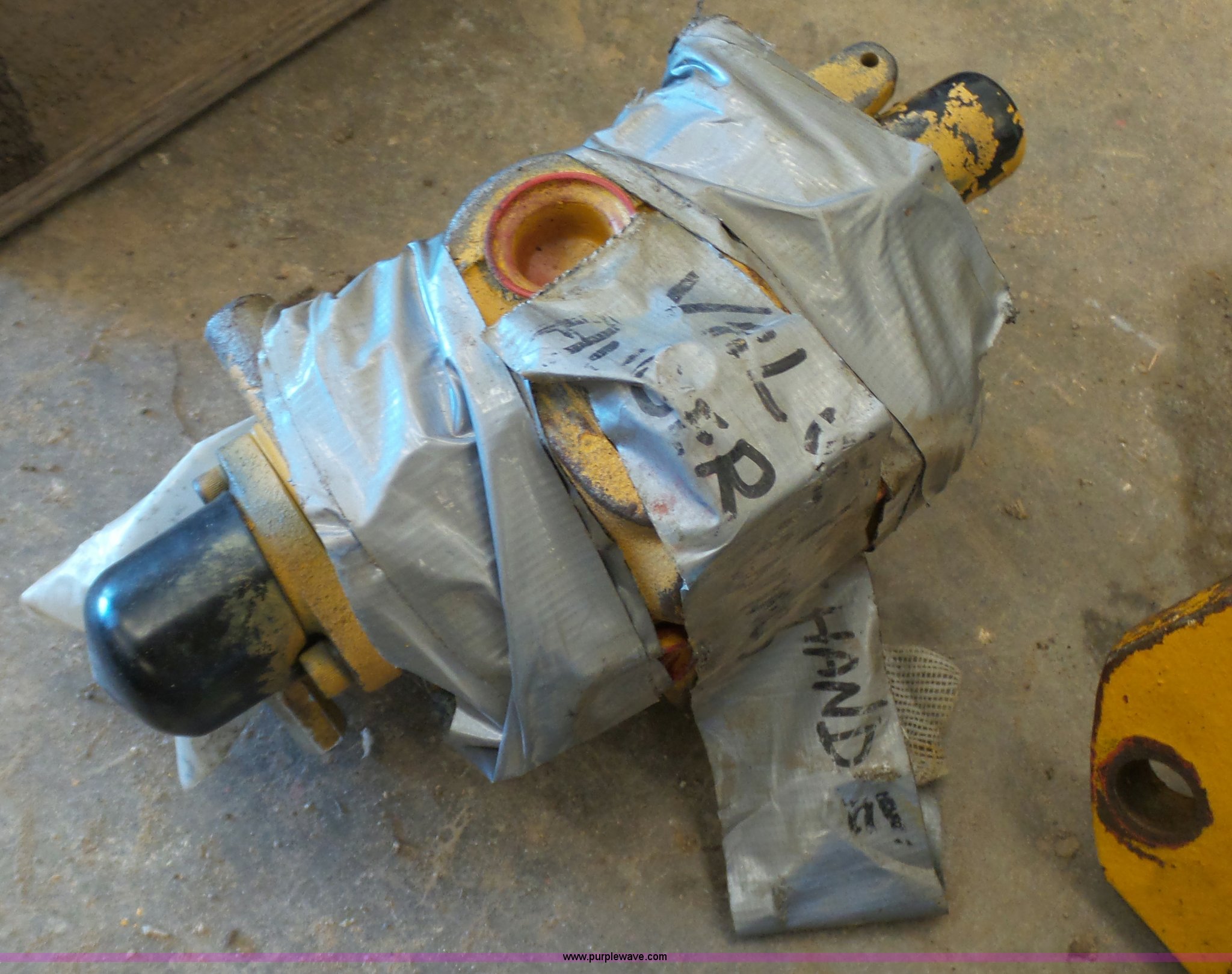 (3) Gomaco 9500 hydraulic cylinders in Topeka, KS Item BF9023 sold