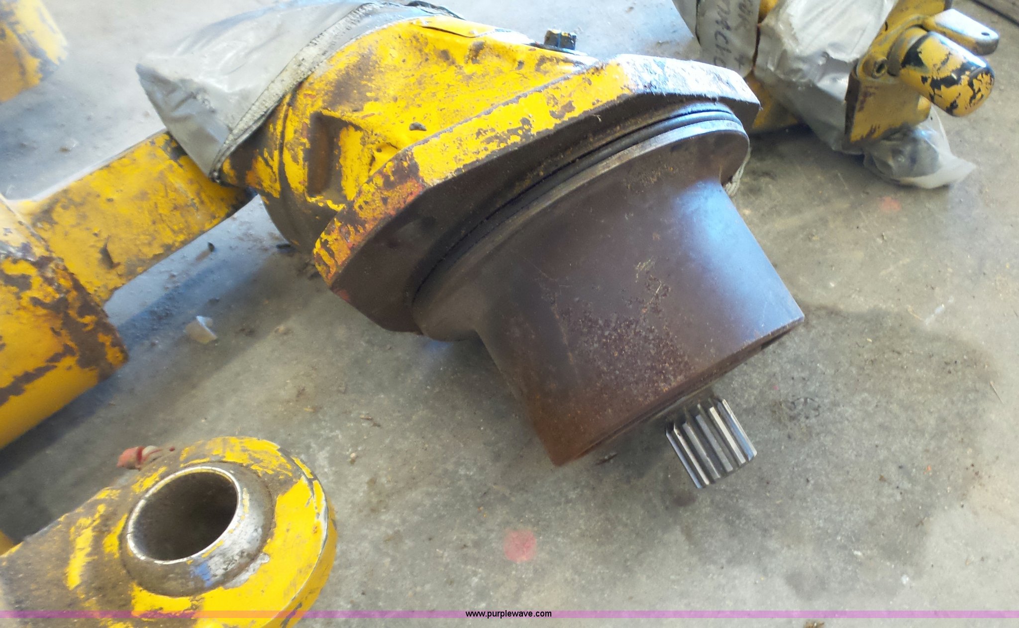 (3) Gomaco 9500 hydraulic cylinders in Topeka, KS Item BF9023 sold