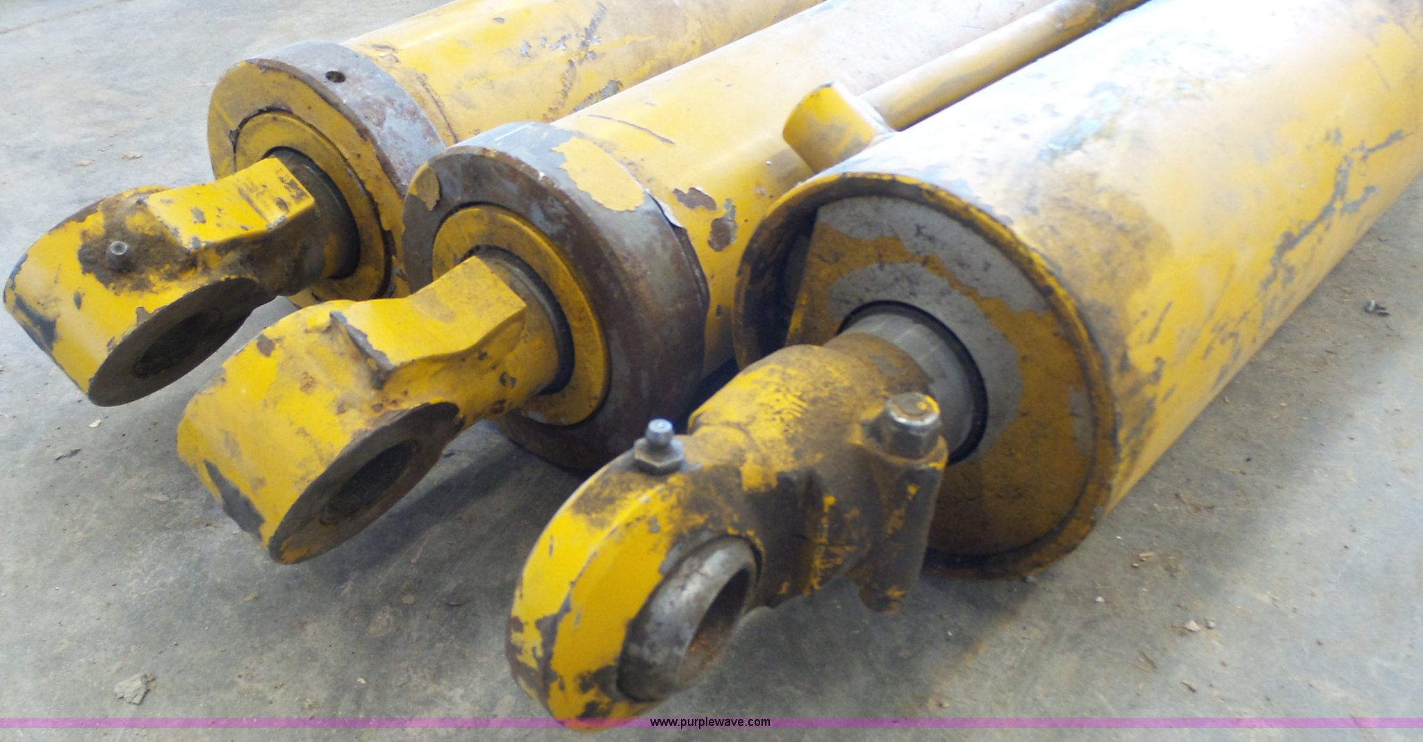 (3) Gomaco 9500 hydraulic cylinders in Topeka, KS Item BF9023 sold