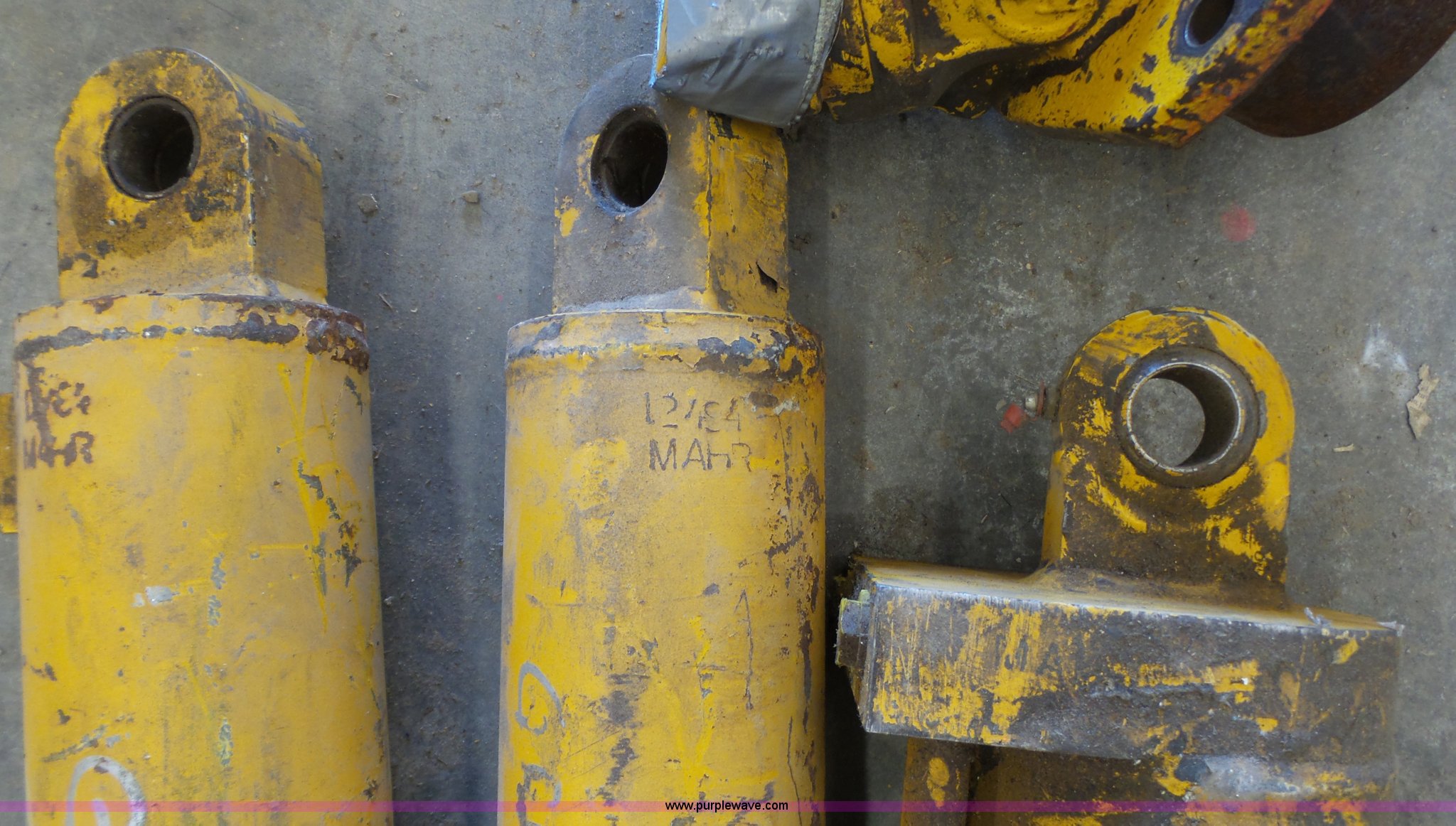 (3) Gomaco 9500 hydraulic cylinders in Topeka, KS Item BF9023 sold