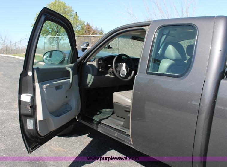 image for item AO9416 2011 Chevrolet Silverado 1500 Ext. Cab pickup truck