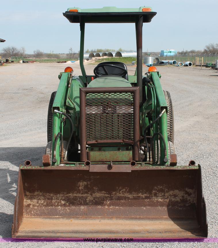 image for item AQ9718 1993 John Deere 870 tractor