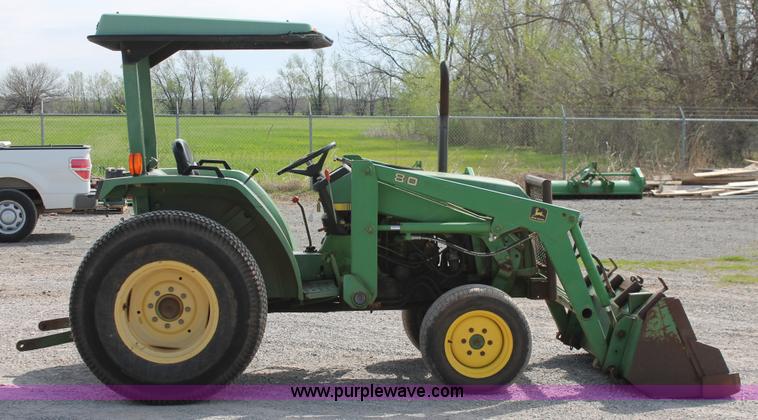image for item AQ9718 1993 John Deere 870 tractor