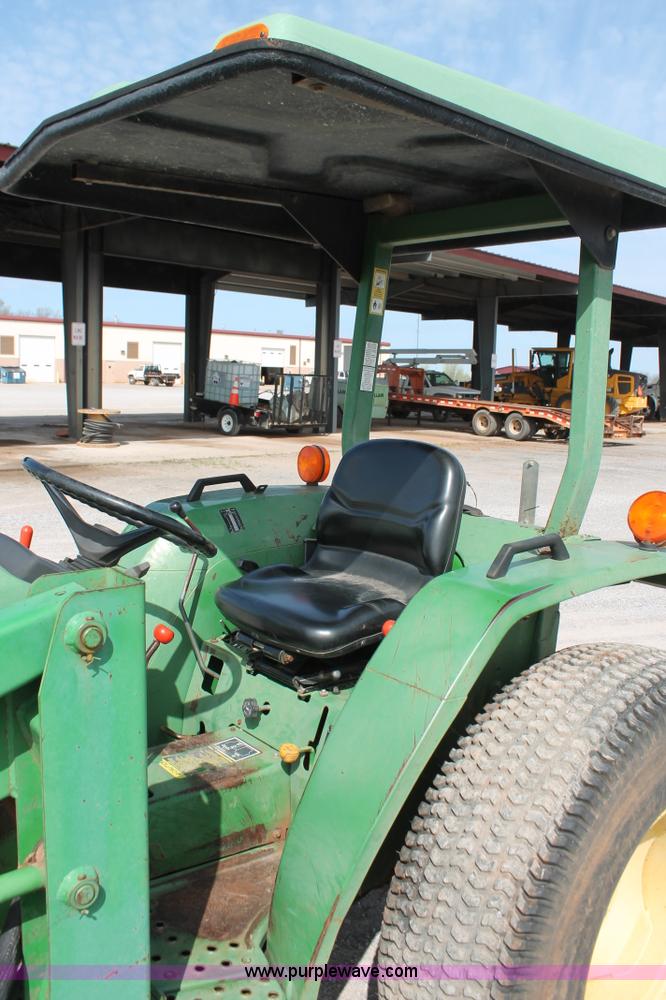 image for item AQ9718 1993 John Deere 870 tractor