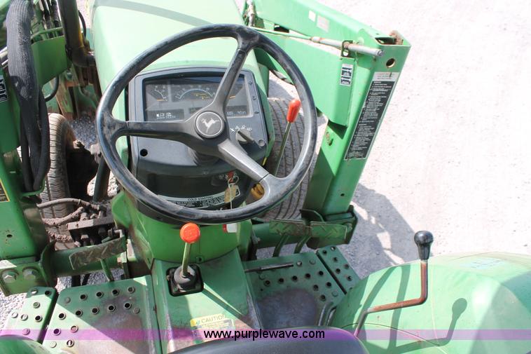 image for item AQ9718 1993 John Deere 870 tractor