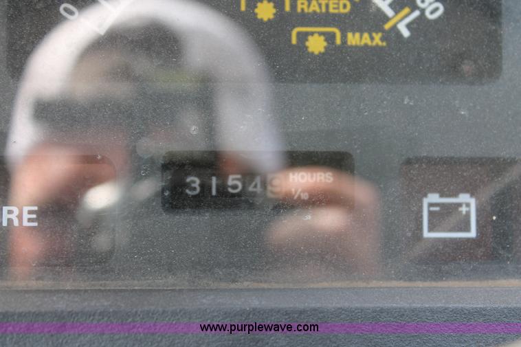 image for item AQ9718 1993 John Deere 870 tractor