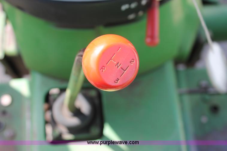 image for item AQ9718 1993 John Deere 870 tractor