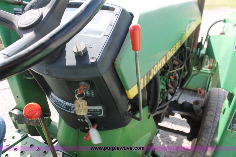 image for item AQ9718 1993 John Deere 870 tractor