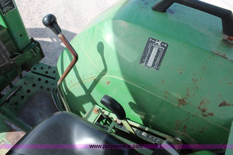 image for item AQ9718 1993 John Deere 870 tractor