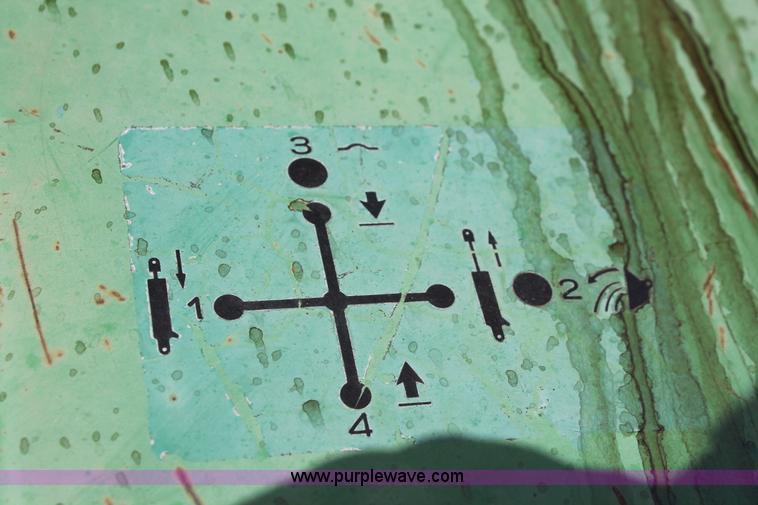 image for item AQ9718 1993 John Deere 870 tractor