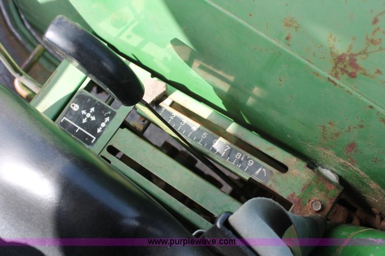 image for item AQ9718 1993 John Deere 870 tractor