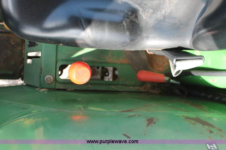 image for item AQ9718 1993 John Deere 870 tractor