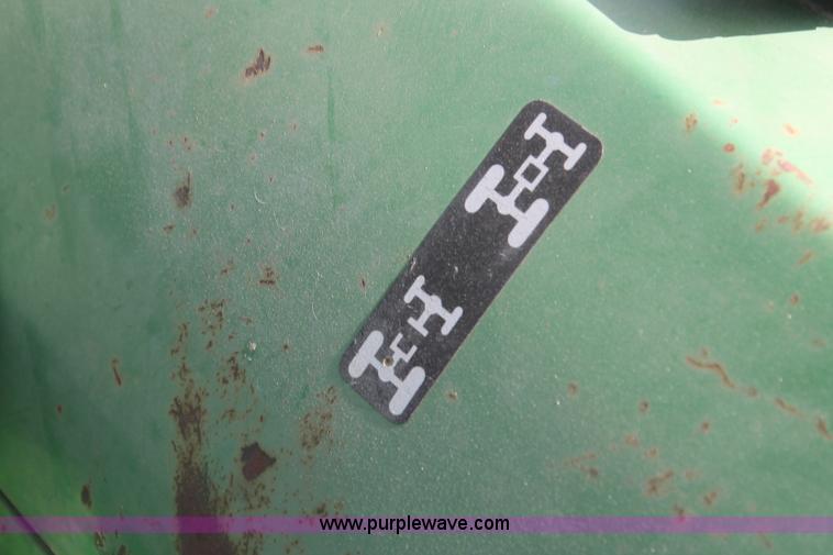 image for item AQ9718 1993 John Deere 870 tractor