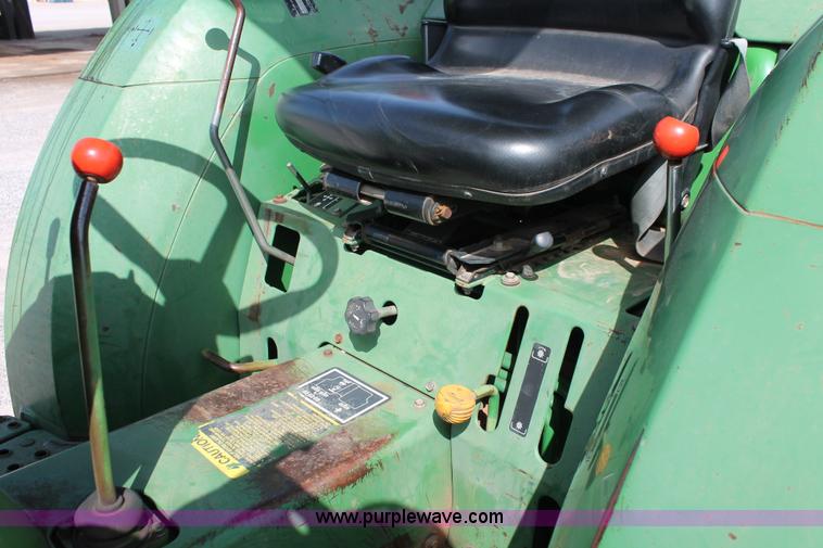 image for item AQ9718 1993 John Deere 870 tractor
