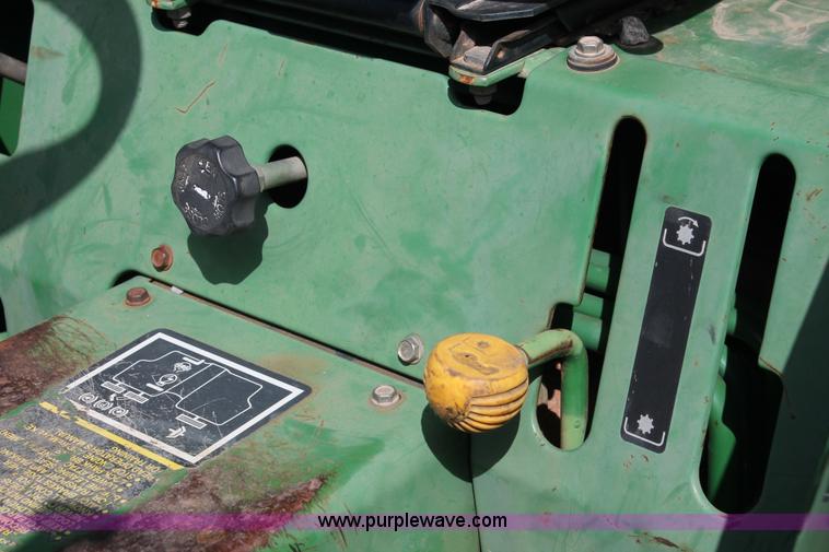 image for item AQ9718 1993 John Deere 870 tractor