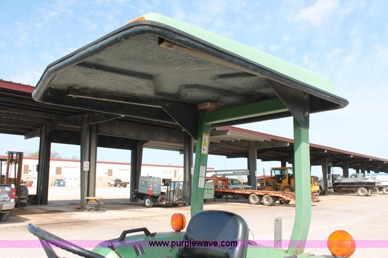 image for item AQ9718 1993 John Deere 870 tractor