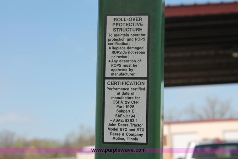 image for item AQ9718 1993 John Deere 870 tractor