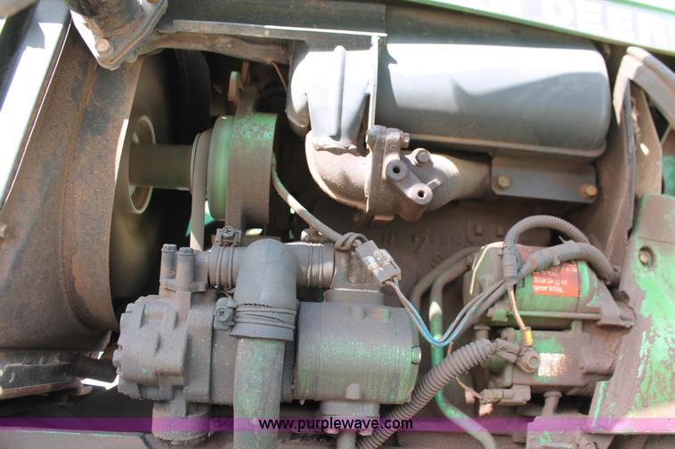 image for item AQ9718 1993 John Deere 870 tractor