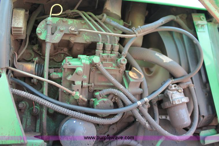 image for item AQ9718 1993 John Deere 870 tractor