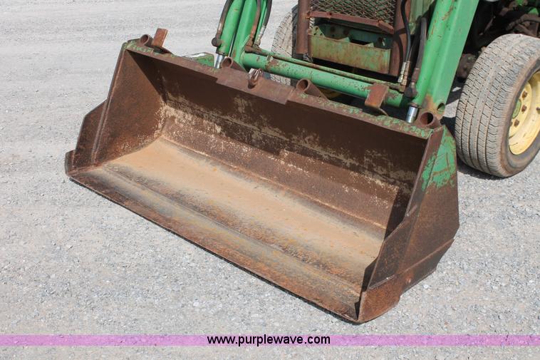 image for item AQ9718 1993 John Deere 870 tractor