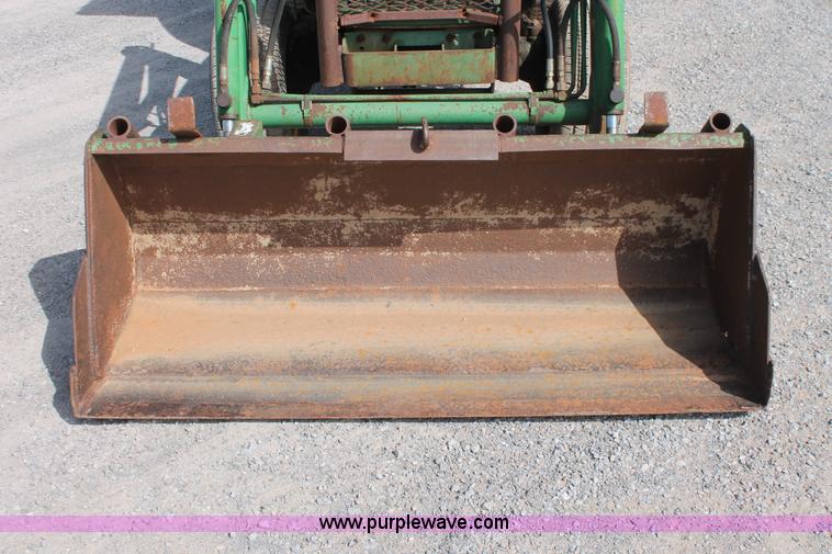 image for item AQ9718 1993 John Deere 870 tractor